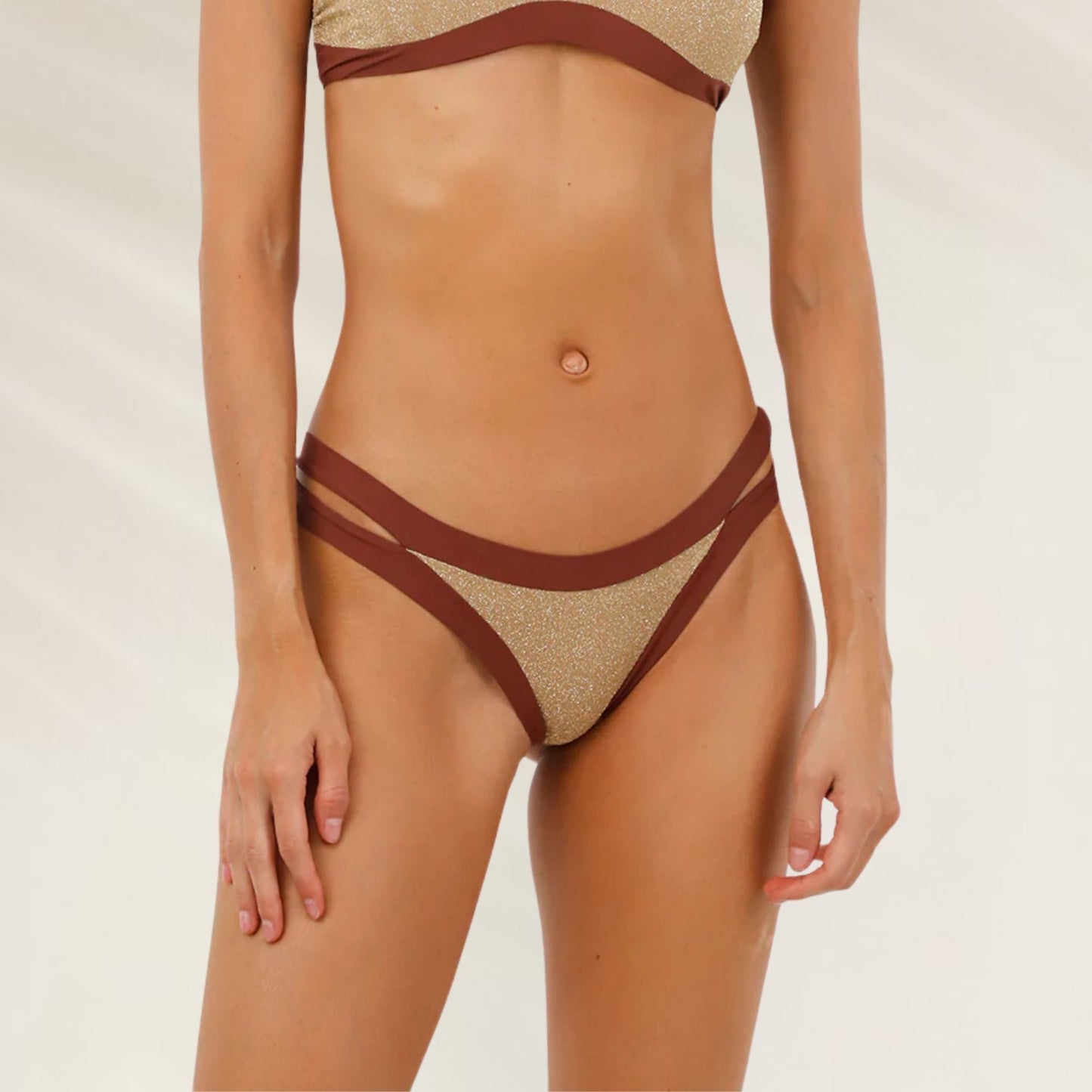 Cueca de Biquíni Gold Red Color Blend com detalhes modernos e ajuste confortável para dias de praia