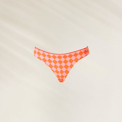 Cueca de biquíni reversível Sunset Grid Flirt em padrão de quadrados laranja para praia e piscina