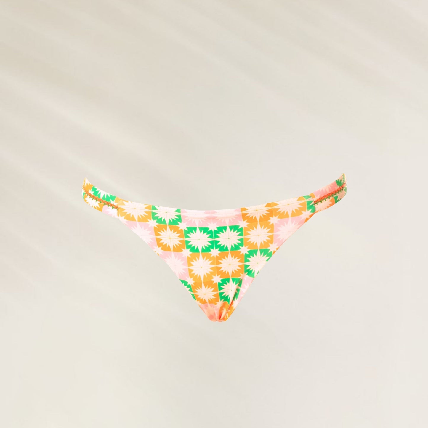 Cueca de Biquíni Reversível Tropical Tiles em cores vibrantes com estampa de folhas tropicais