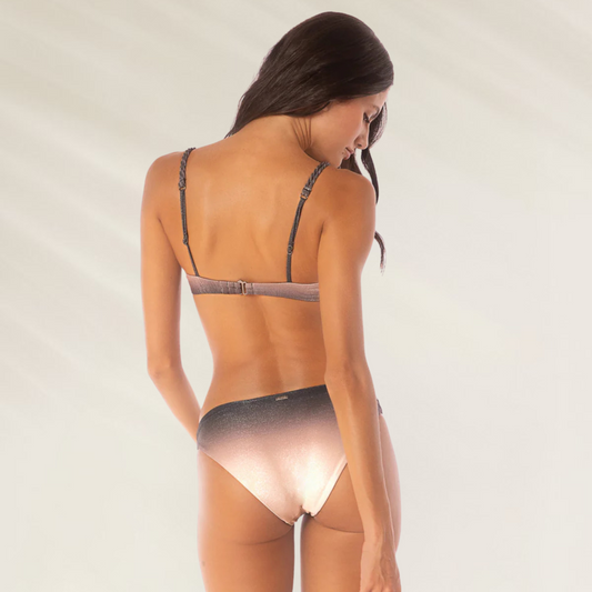 Cueca Maaji Flirt Reversível com Brilho – Efeito Dégradé Sunset vista traseira em modelo elegante
