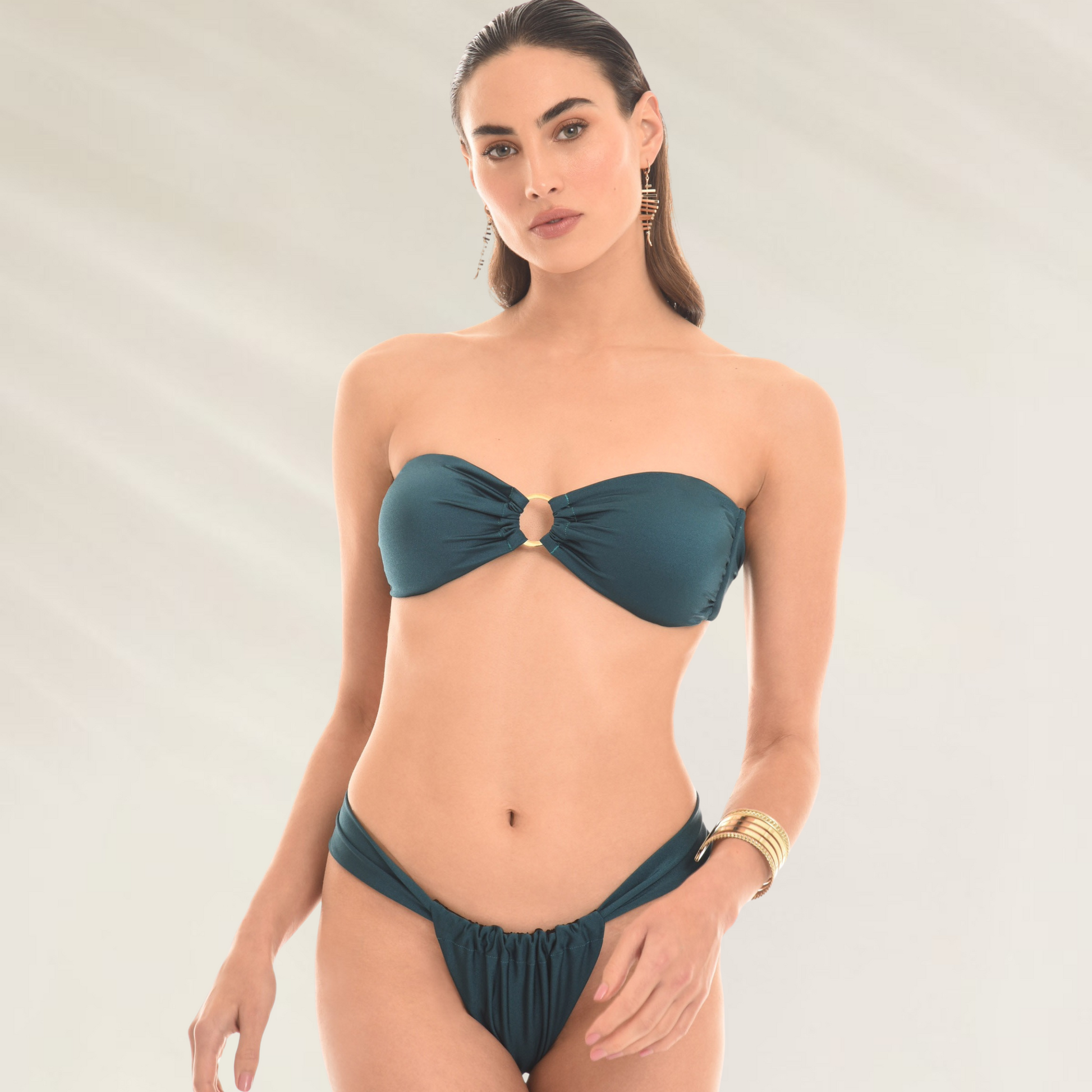 Modelo usando cueca Mystical com Efeito Franzido em tom verde escuro para praia