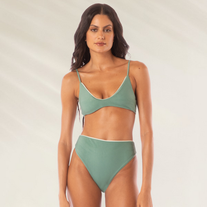 Modelo usando a CUECA reversivel Maaji Shamrock Green Sully com design elegante e ajuste confortável