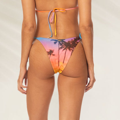 Cueca Reversível Peach Drift da Maaji com estampa colorida de palmeiras para um look de praia estiloso