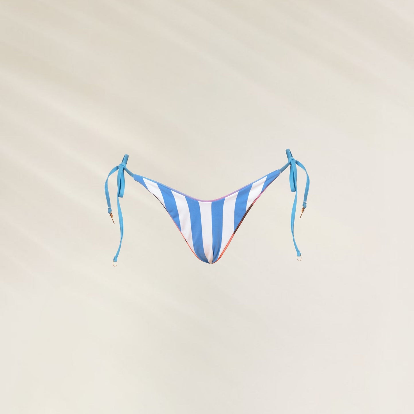 Cueca Reversível Peach Drift da Maaji com estampa de listras azul e detalhes amarráveis