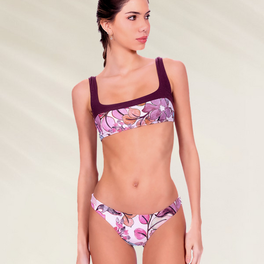 Bikini Despi com Estampa Floral e Top Desportivo em tons de roxo e rosa modelo usando top esportivo e calcinha baixa