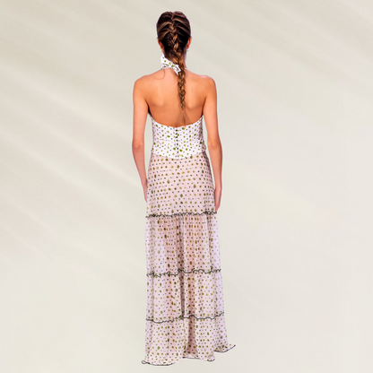 Mulher vestindo Crop Top Despi – Sofisticação Brasileira branco com saia longa transparente e estampa floral