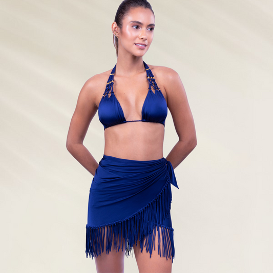 Pareo com Franjas Despi – Azul Vibrante usado por mulher com biquíni azul em fundo claro