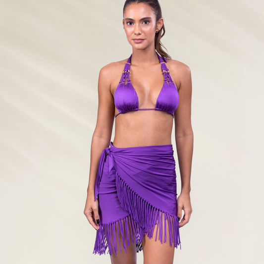 Pareo com Franjas Despi – Roxo Vibrante usado por mulher com biquíni roxo em fundo claro