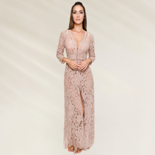 Saída de Praia Longa em Renda Floral com Manga 3/4 da Despi em tom nude, com decote em V e fenda lateral.