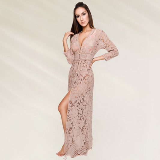 Saída de Praia Longa em Renda Floral com Manga 3/4 da Despi, elegante e ideal para dias ensolarados.
