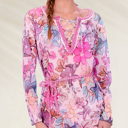 Túnica Despi em Mesh Estampada floral rosa e lilás, manga longa com cinto e decote com amarração