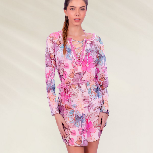 Modelo usando Túnica Despi em Mesh Estampada floral rosa com mangas longas decote em amarração e cinto