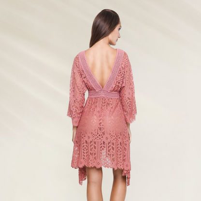 Túnica em Renda Floral com Decote em V Despi, cor rosa, com detalhe nas mangas e comprimento assimétrico.