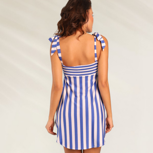Mulher usando Vestido Curto às Riscas Azul e Branco Despi com alças de laço nas costas
