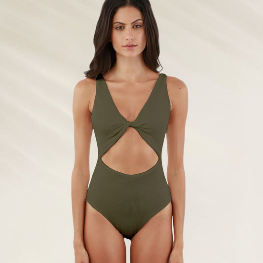 Fato de Banho Abertura Frontal Texturado em tom verde, com design moderno e recortes elegantes