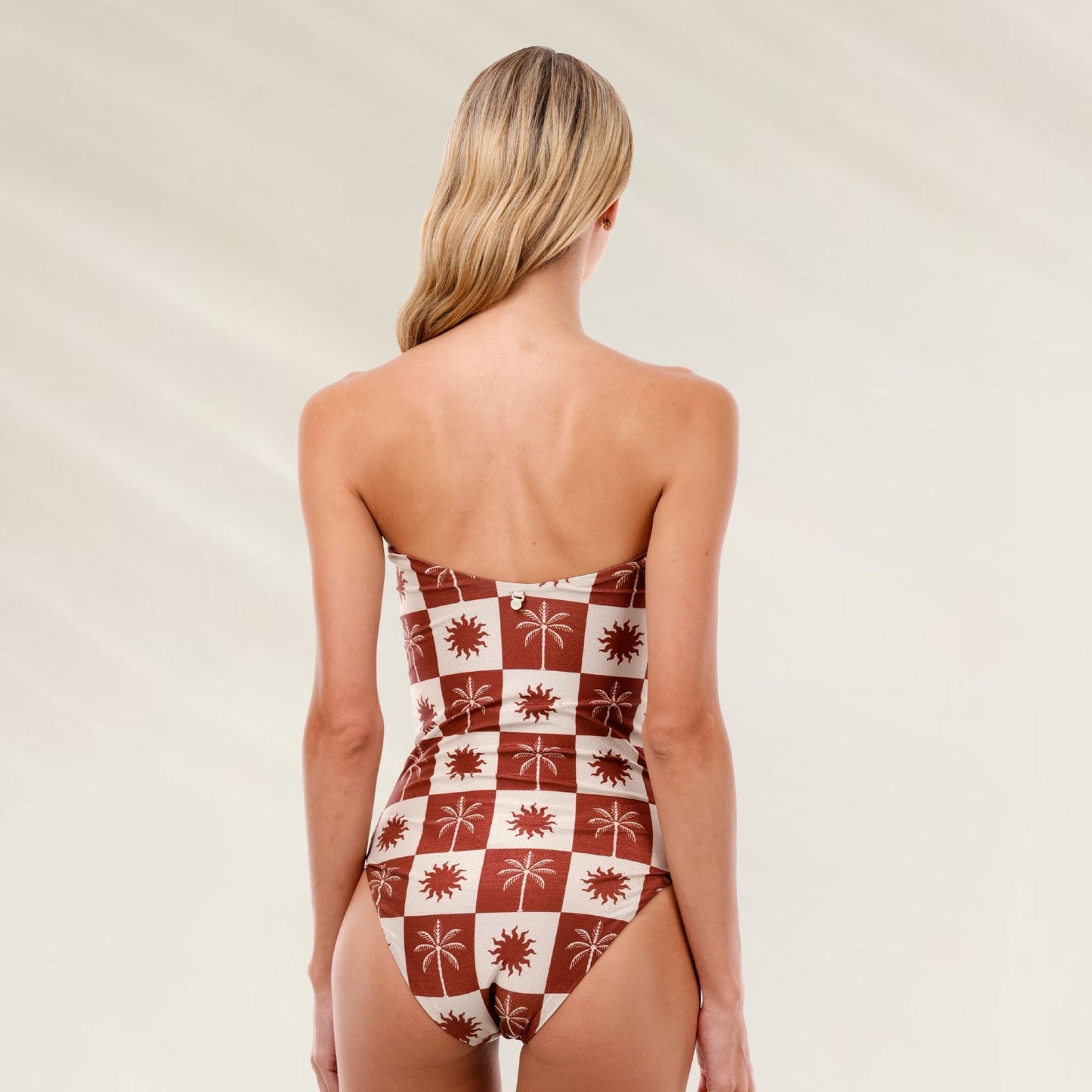 Fato de Banho Bandeau Oasis Lux em design moderno com estampa de palmeiras para conforto e estilo na praia