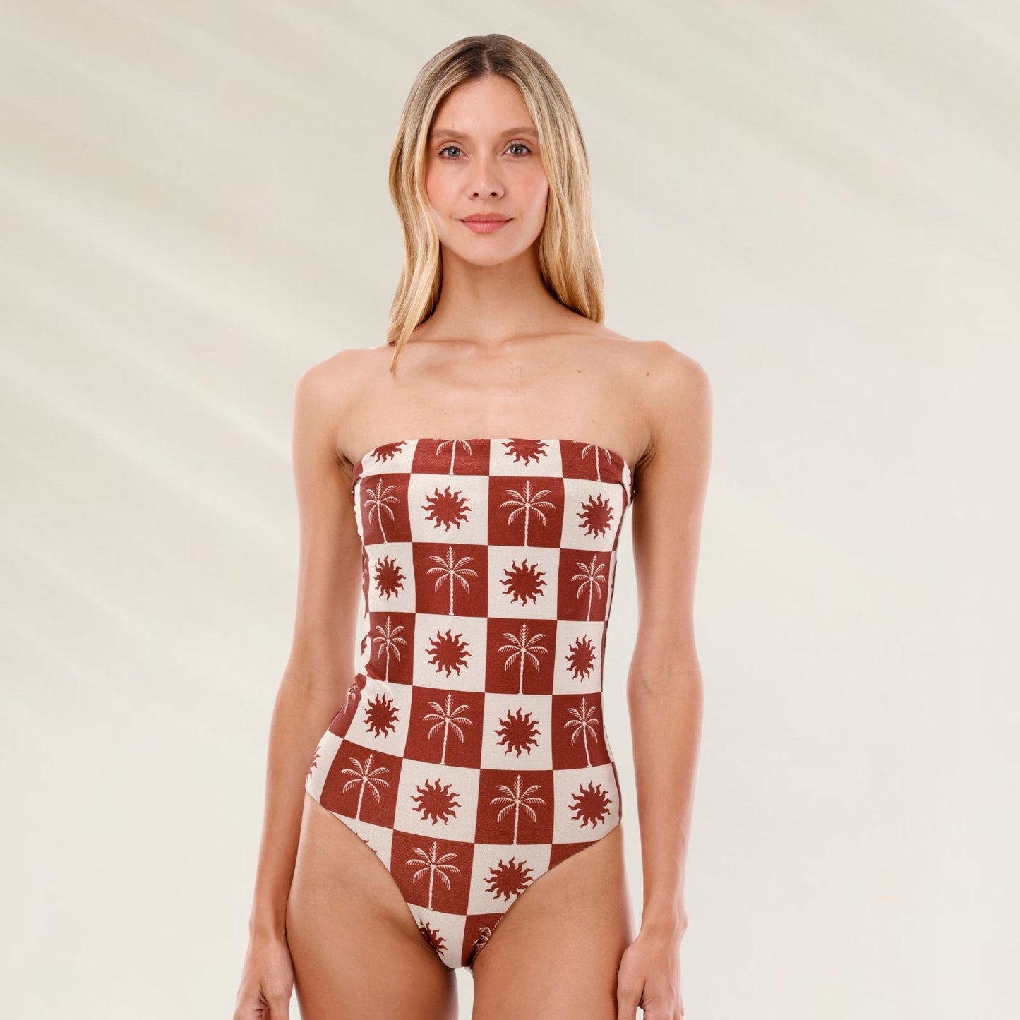Fato de Banho Bandeau Oasis Lux com estampa de palmeiras em fundo marrom e claro, ideal para o verão
