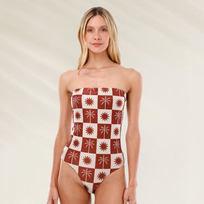 Fato de Banho Bandeau Oasis Lux com estampa de palmeiras em fundo marrom e claro, ideal para o verão