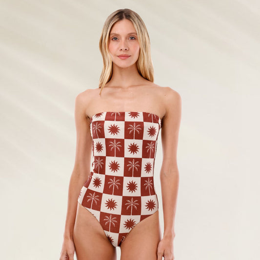 Fato de Banho Bandeau Oasis Lux com estampa de palmeiras em fundo marrom e claro, ideal para o verão