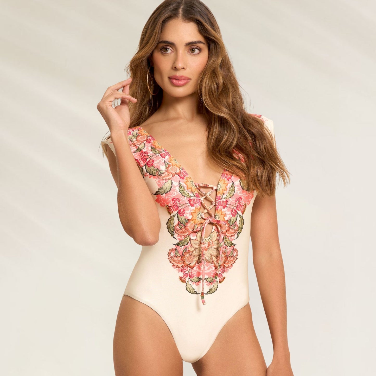 Fato de Banho Bordado Floral da Cosita Linda com decote em V e detalhes coloridos na parte frontal