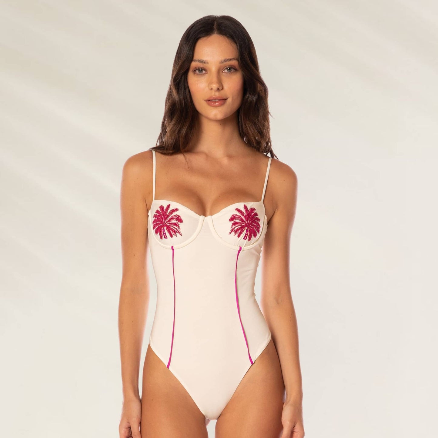 Fato de Banho Camelia Bordado com detalhes florais em rosa e alças finas para um look elegante na praia