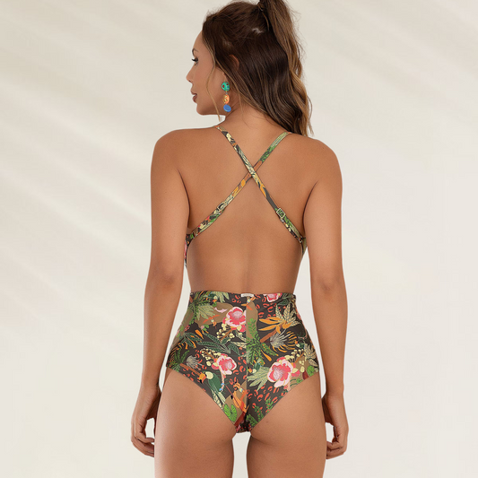 Fato de Banho com Alças Cruzadas e Estampado Exótico Debrisa visto por trás em modelo feminina