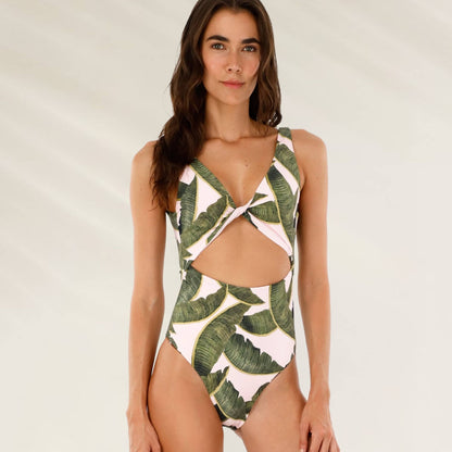 Fato de Banho com Nó Frontal e Estampado de folhas em fundo claro, ideal para a praia.