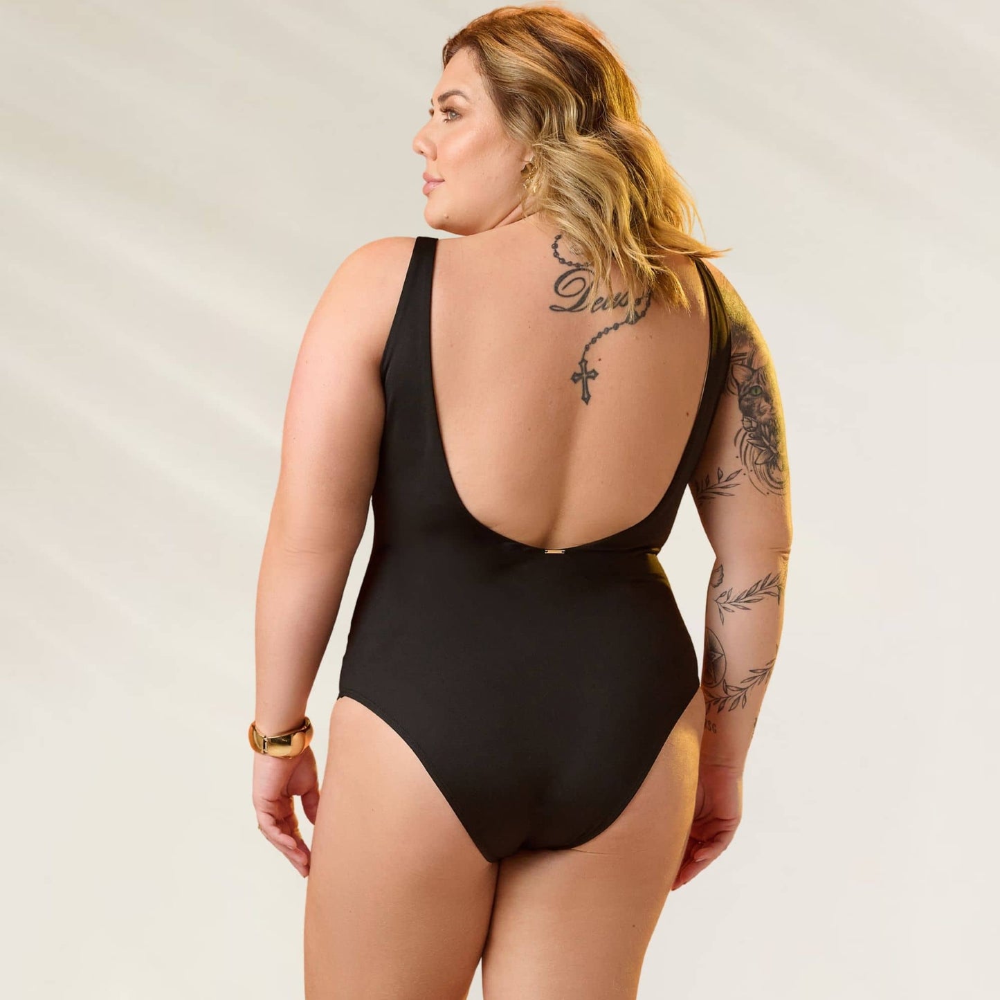 Fato de Banho Curvy Decote U em preto, com costas abertas e design elegante para conforto na praia