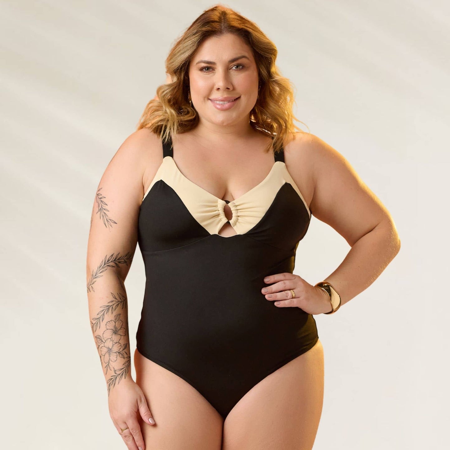 Fato de Banho Curvy Decote U em preto e bege com detalhe em laço na frente