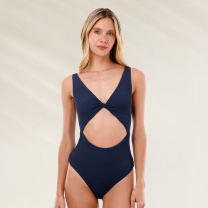 Fato de Banho Cut-Out Texturado Azul com design moderno e confortável para um visual elegante na praia
