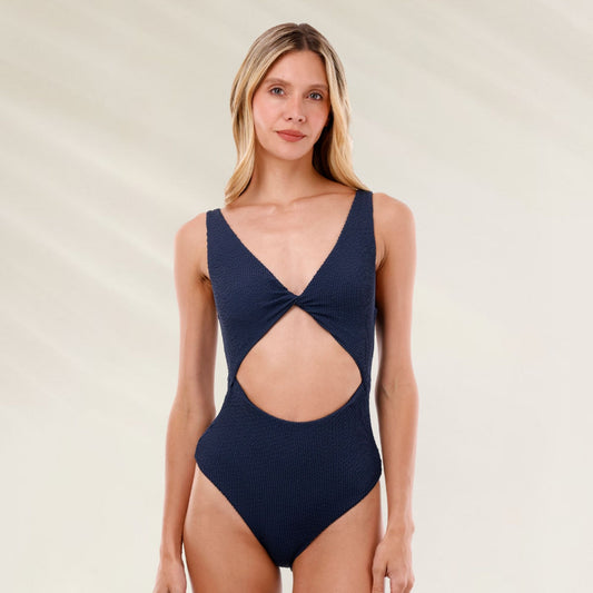 Fato de Banho Cut-Out Texturado Azul com design moderno e confortável para um visual elegante na praia
