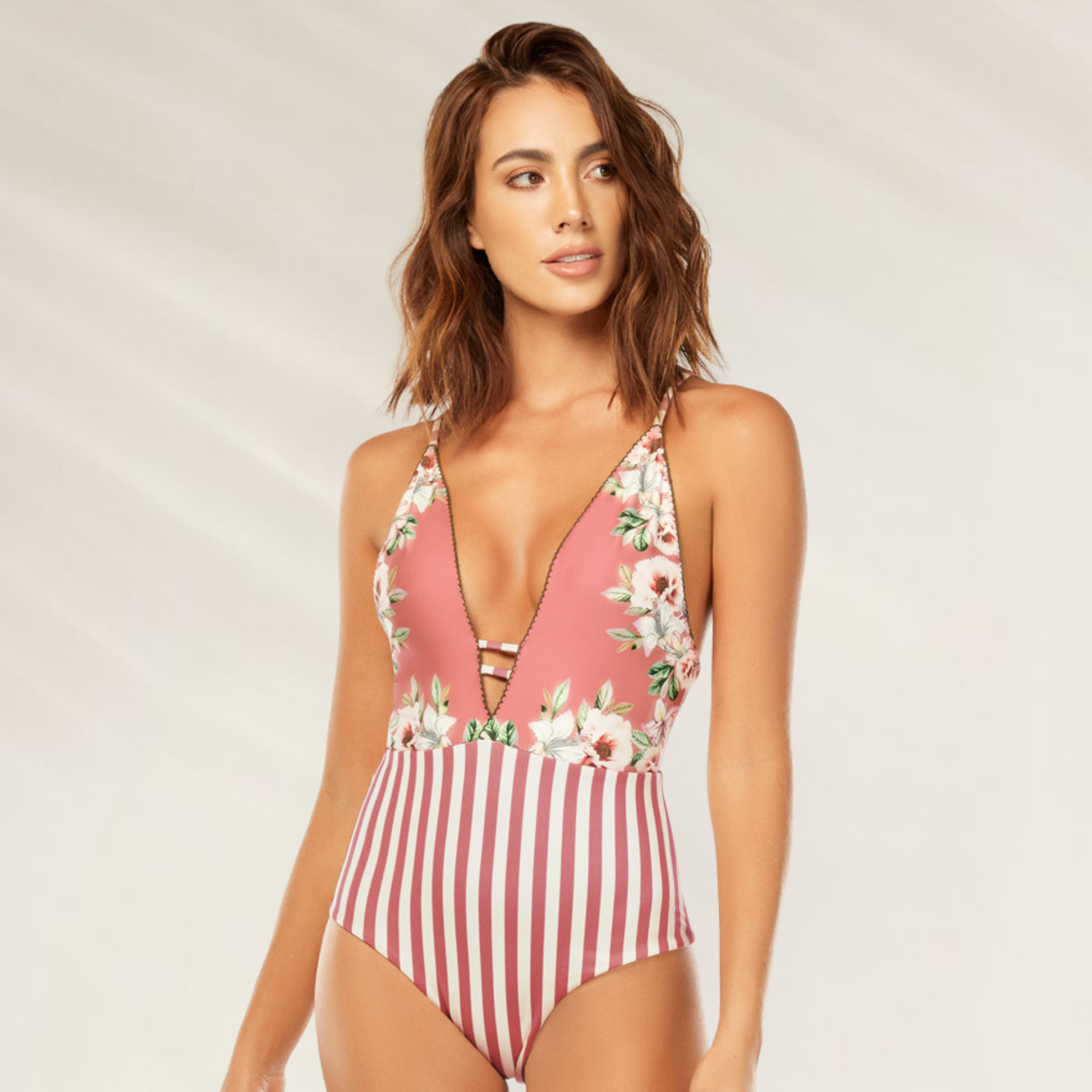Fato de Banho Floral e Riscas Rosa da Cosita Linda, com decote em V e detalhes florais elegantes.