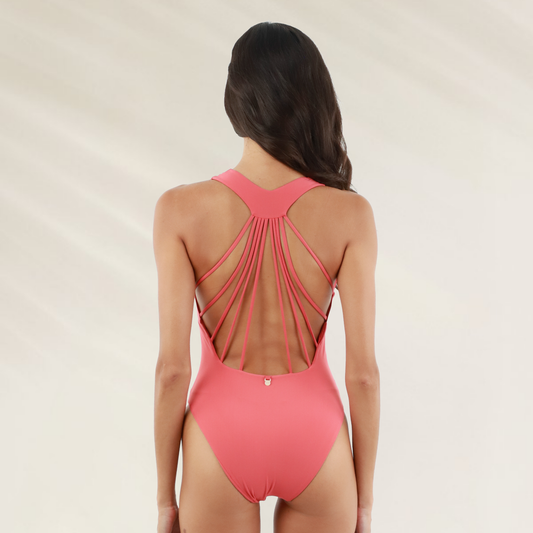 Fato de Banho Malai classico com costas detalhadas em tom rosa, mostrando o design elegante e confortável