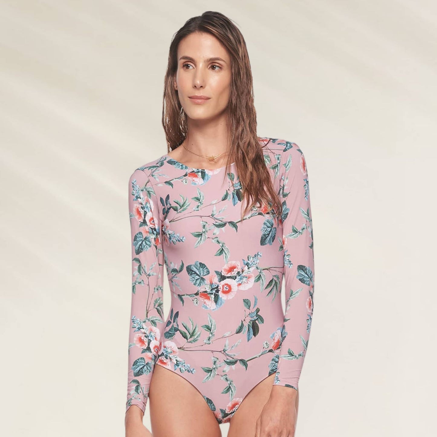 Fato de Banho Manga Comprida Estampado da Malai, com estampa floral em fundo rosa e ajuste confortável