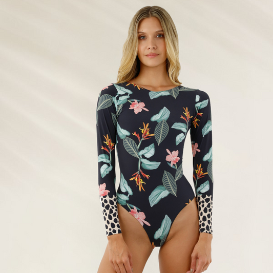 Fato de Banho Manga Comprida Floral Malai com padrão de folhas e flores em modelo feminino