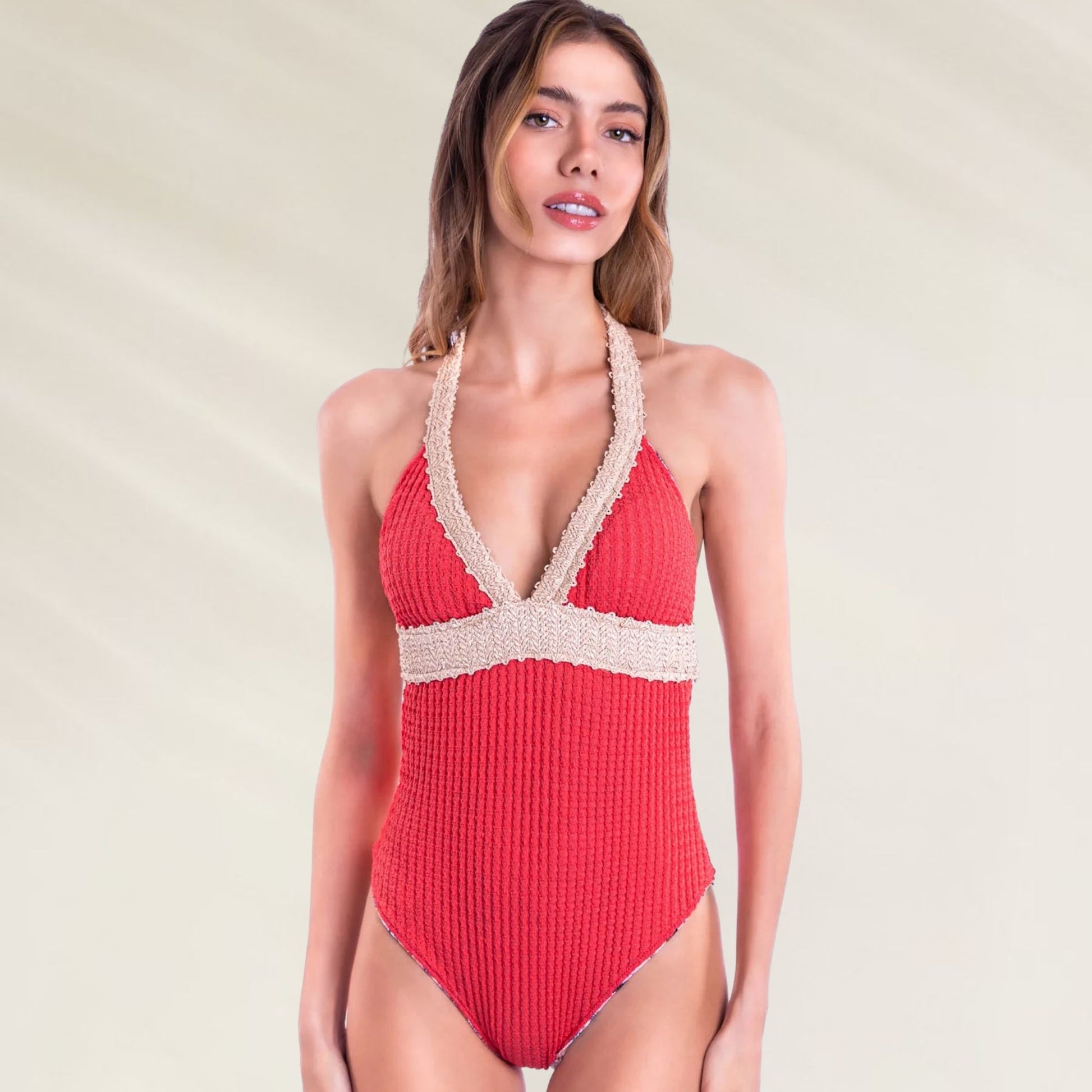 Fato de Banho Reversível Anaconda em vermelho com detalhe em bege e decote em V para conforto e estilo