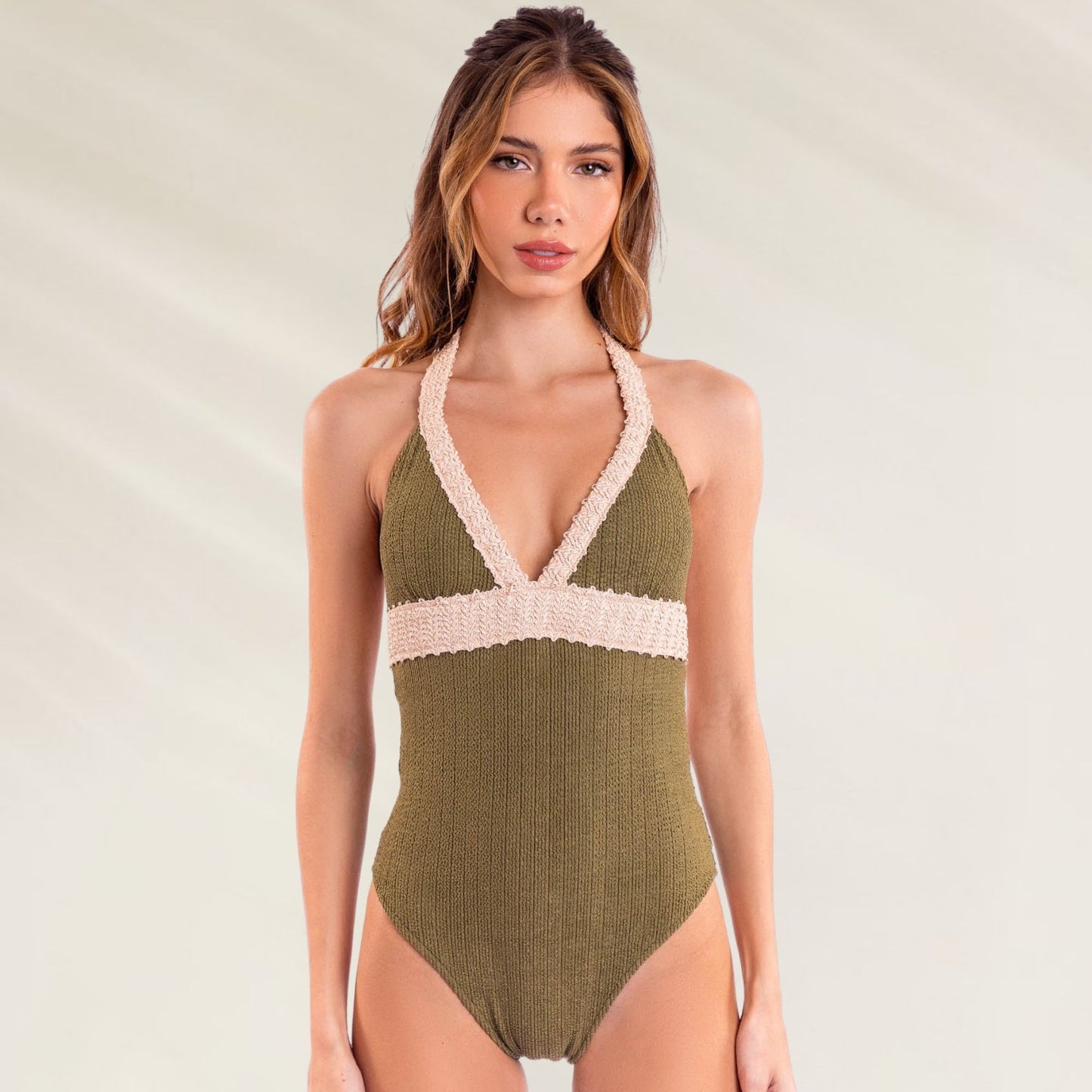 Fato de Banho Reversível Nimpheas em tom verde com detalhes em renda clara, ideal para dias de praia