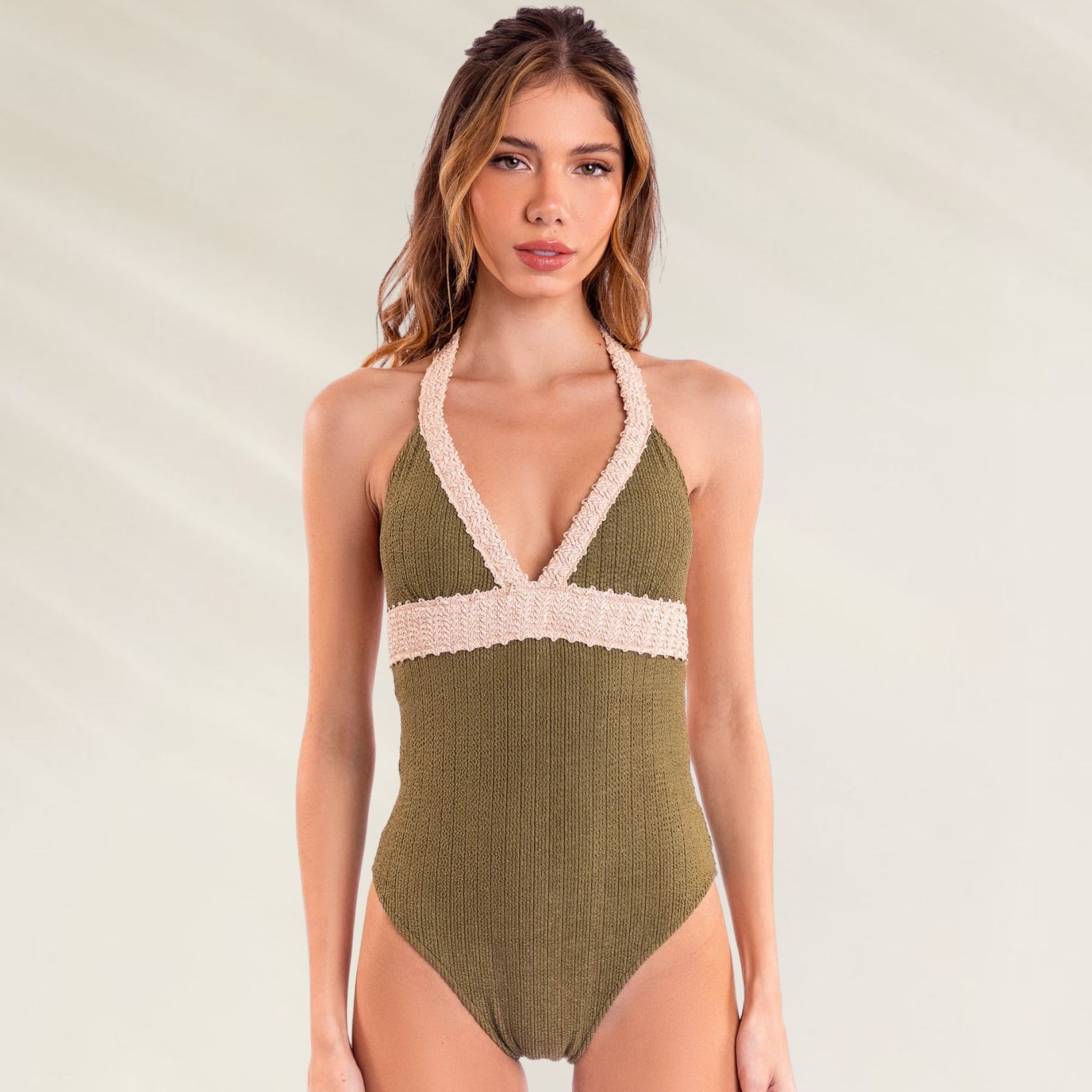 Fato de Banho Reversível Nimpheas em tom verde com detalhes em renda clara, ideal para dias de praia