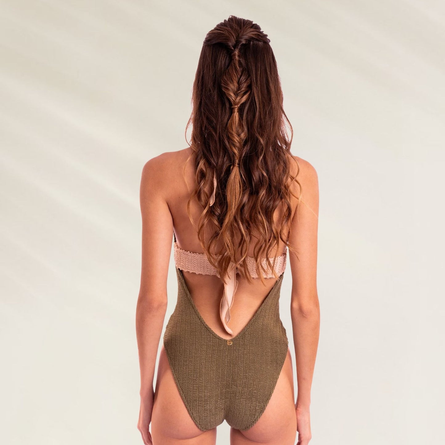Fato de Banho Reversível Nimpheas com design elegante e detalhes em botão para um look moderno