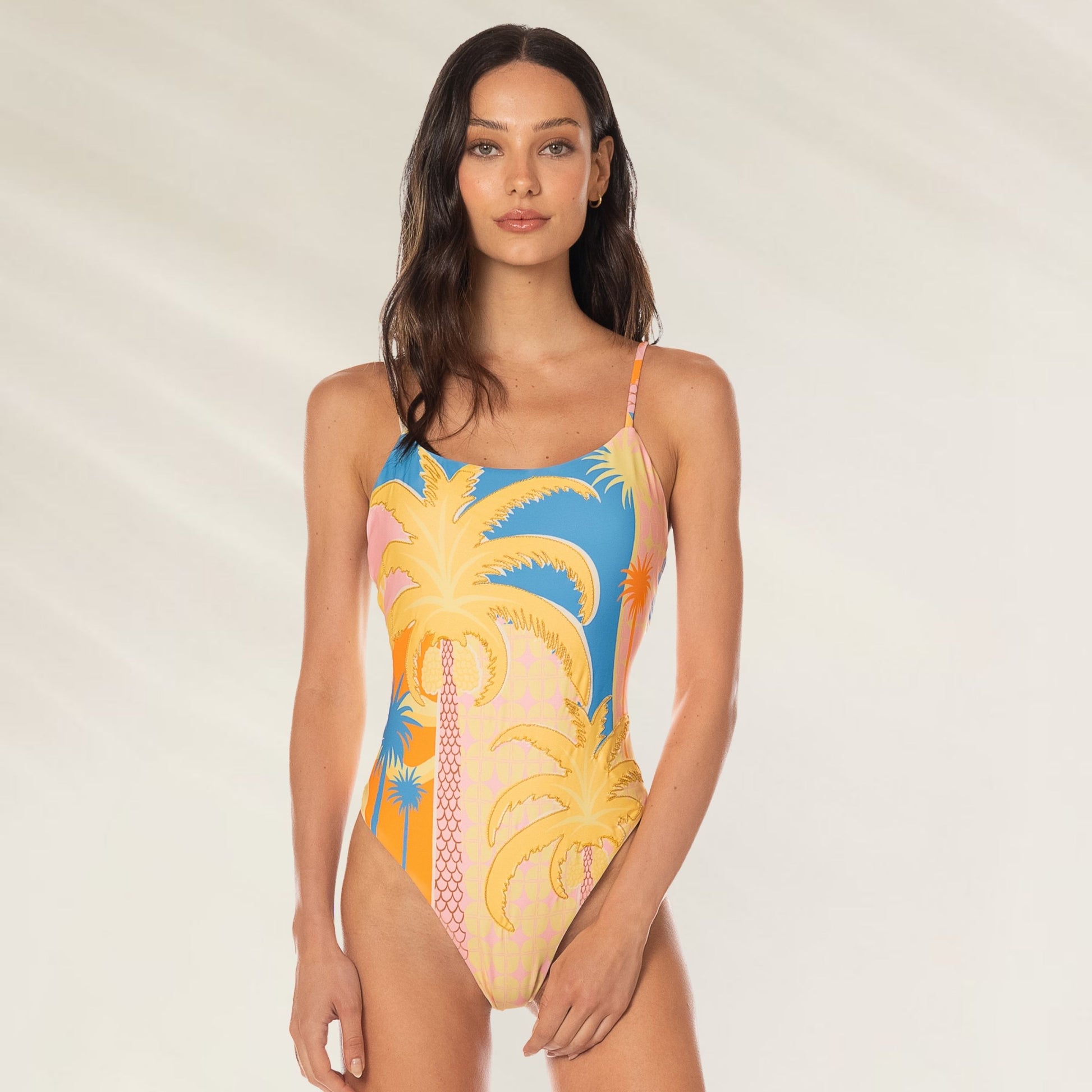 Fato de Banho Solar Bliss Luster da Maaji com estampa vibrante de palmeiras e recortes elegantes