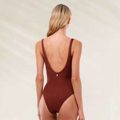 Fato de Banho Texturado com Argolas Terracota com costas decotadas e alças finas para um look elegante.