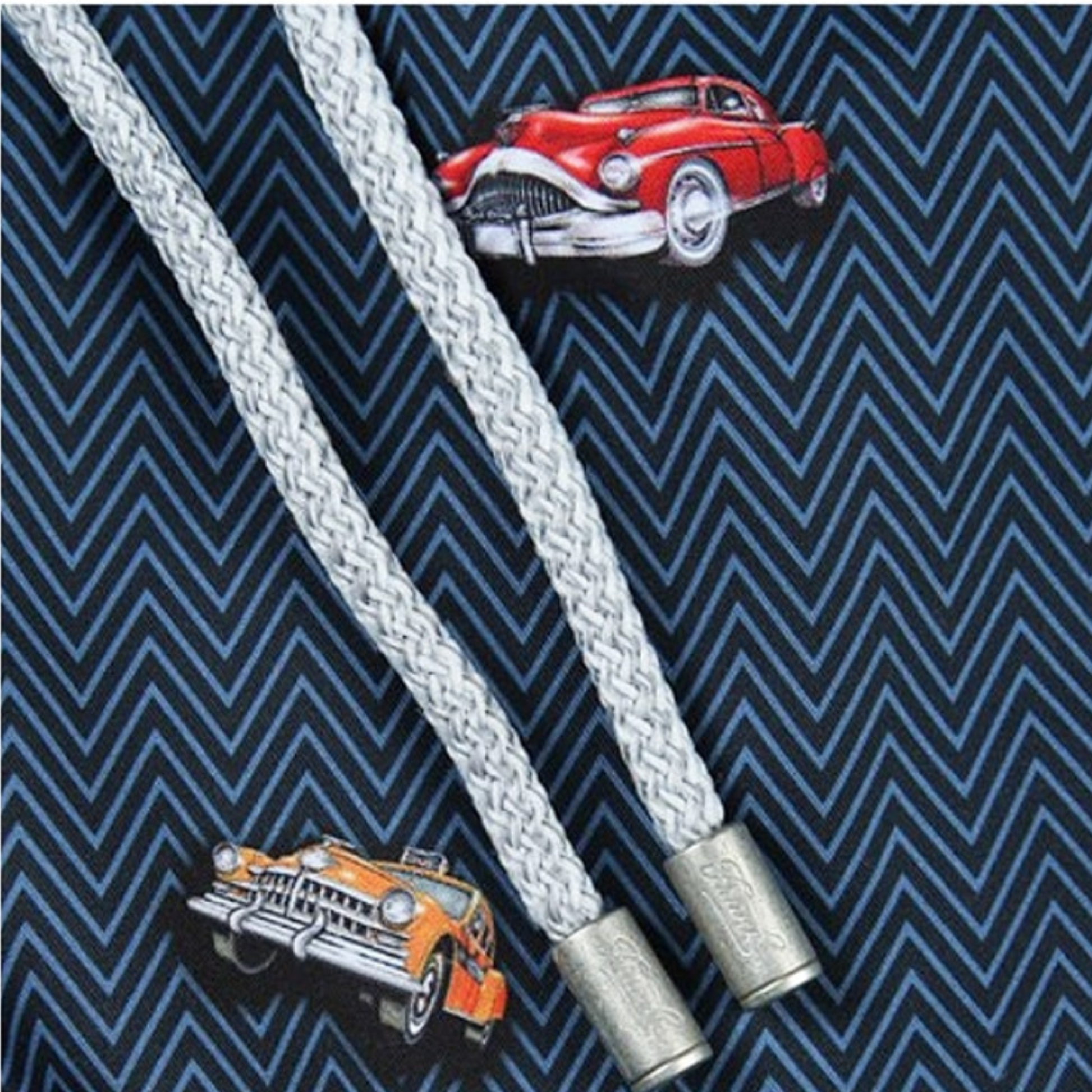 Detalhe do Calção de Banho Criança Retro Car da John Frank com cordão branco e estampa de carros vintage
