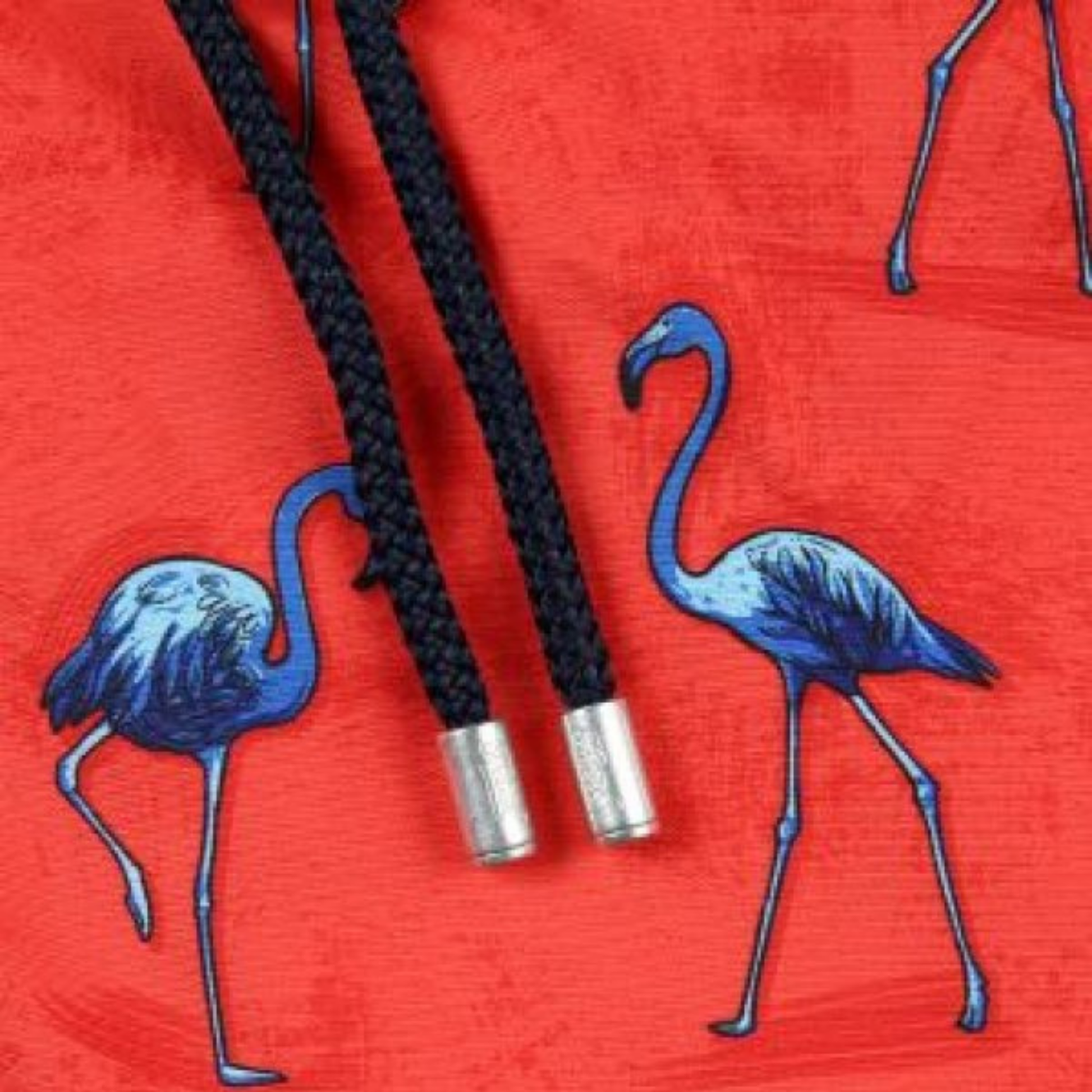 Detalhe do Calção de Banho Homem John Frank Flamingo Red – Conforto Premium com desenhos de flamingos