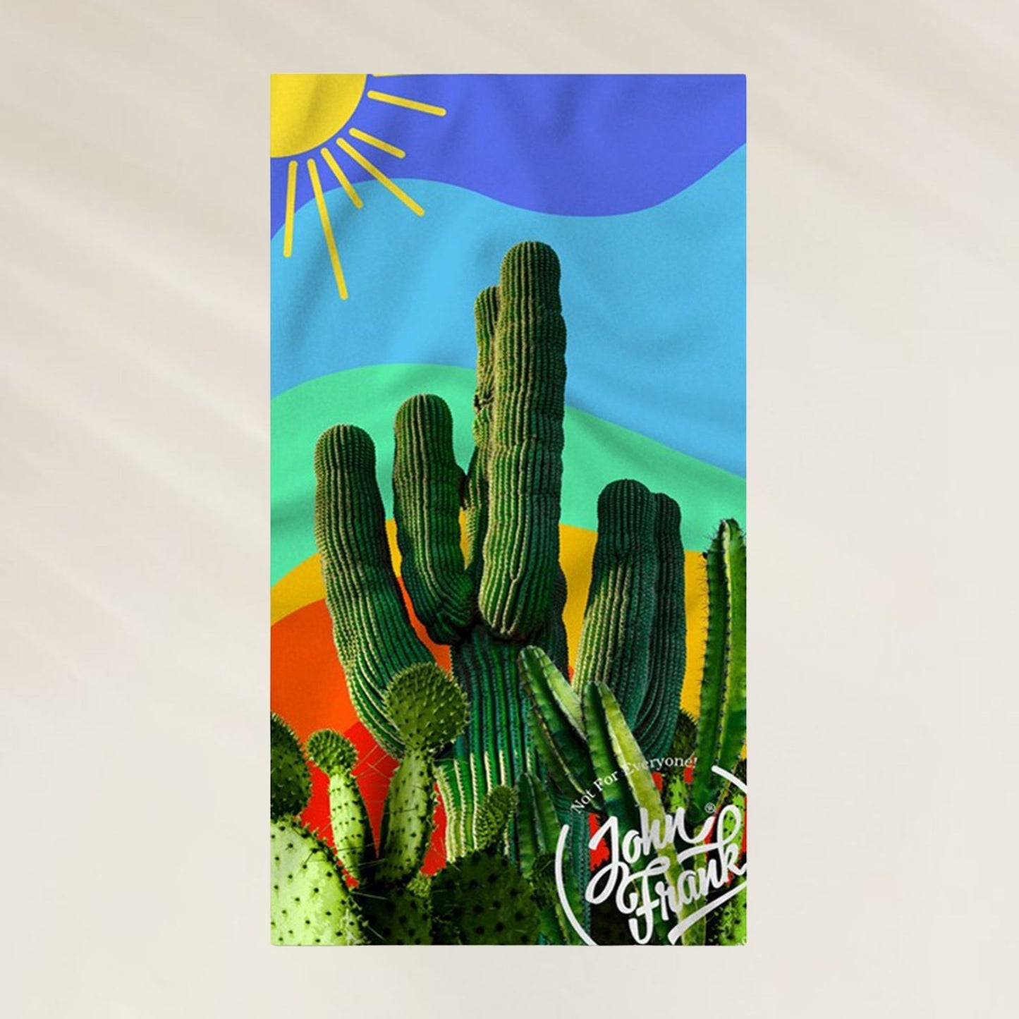 Toalha de Praia Cactus da John Frank com estampa colorida de cactos e sol radiante