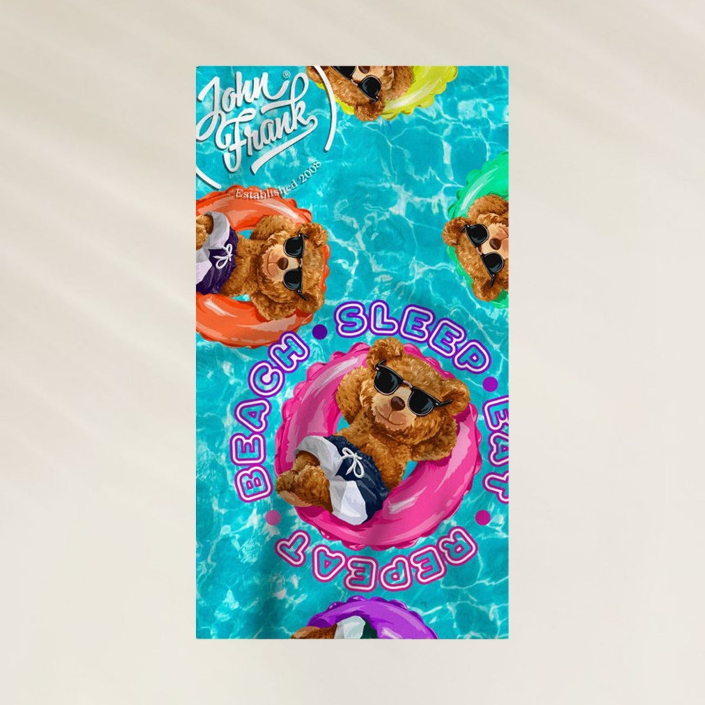 Toalha de Praia Floaties da John Frank com urso de pelúcia usando óculos de sol em boias coloridas