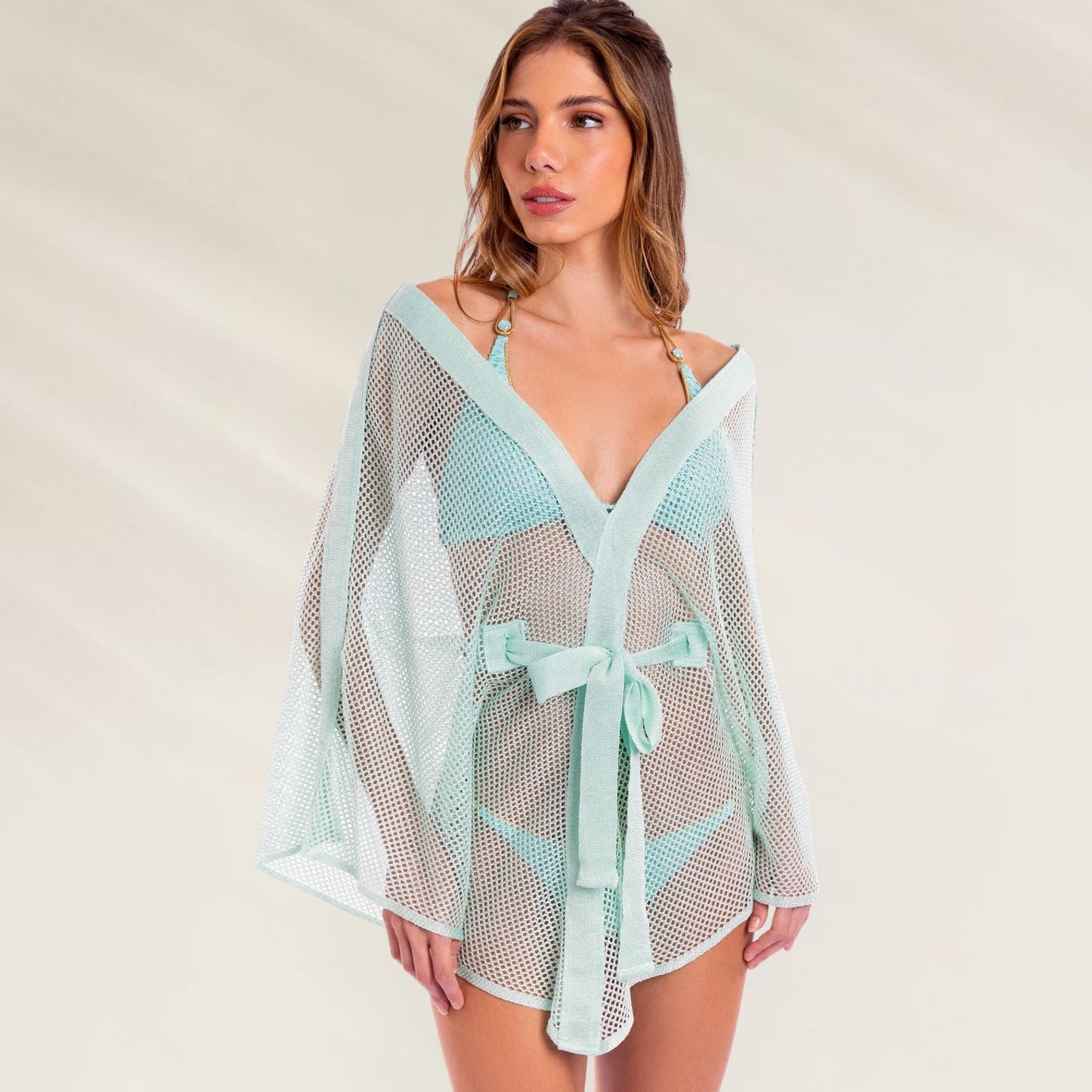 Kaftan Shiny Aquamarine com design leve e transparência, ideal para dias de praia e piscina