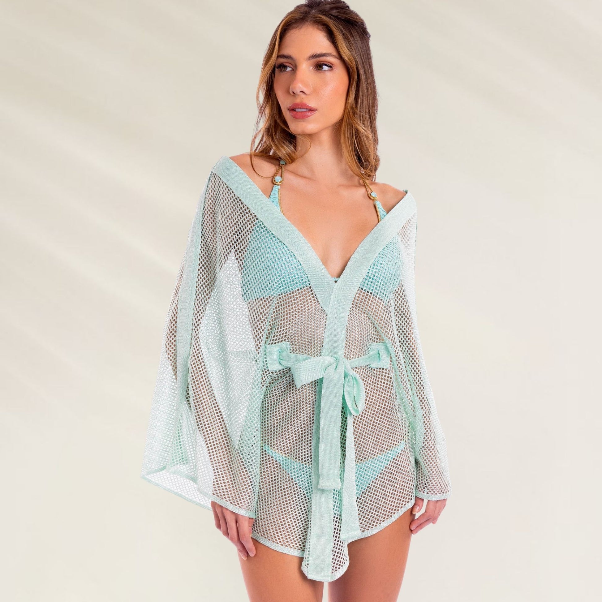 Kaftan Shiny Aquamarine com design leve e transparência, ideal para dias de praia e piscina