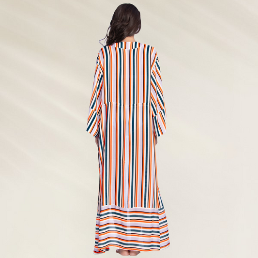 Modelo usando Kimono Comprido Maaji com Listras Tropicais e Cintura Ajustável sobre biquíni amarelo