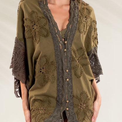 Kimono Lace Shiny Cactus em tom oliva com detalhes em renda e bordados florais