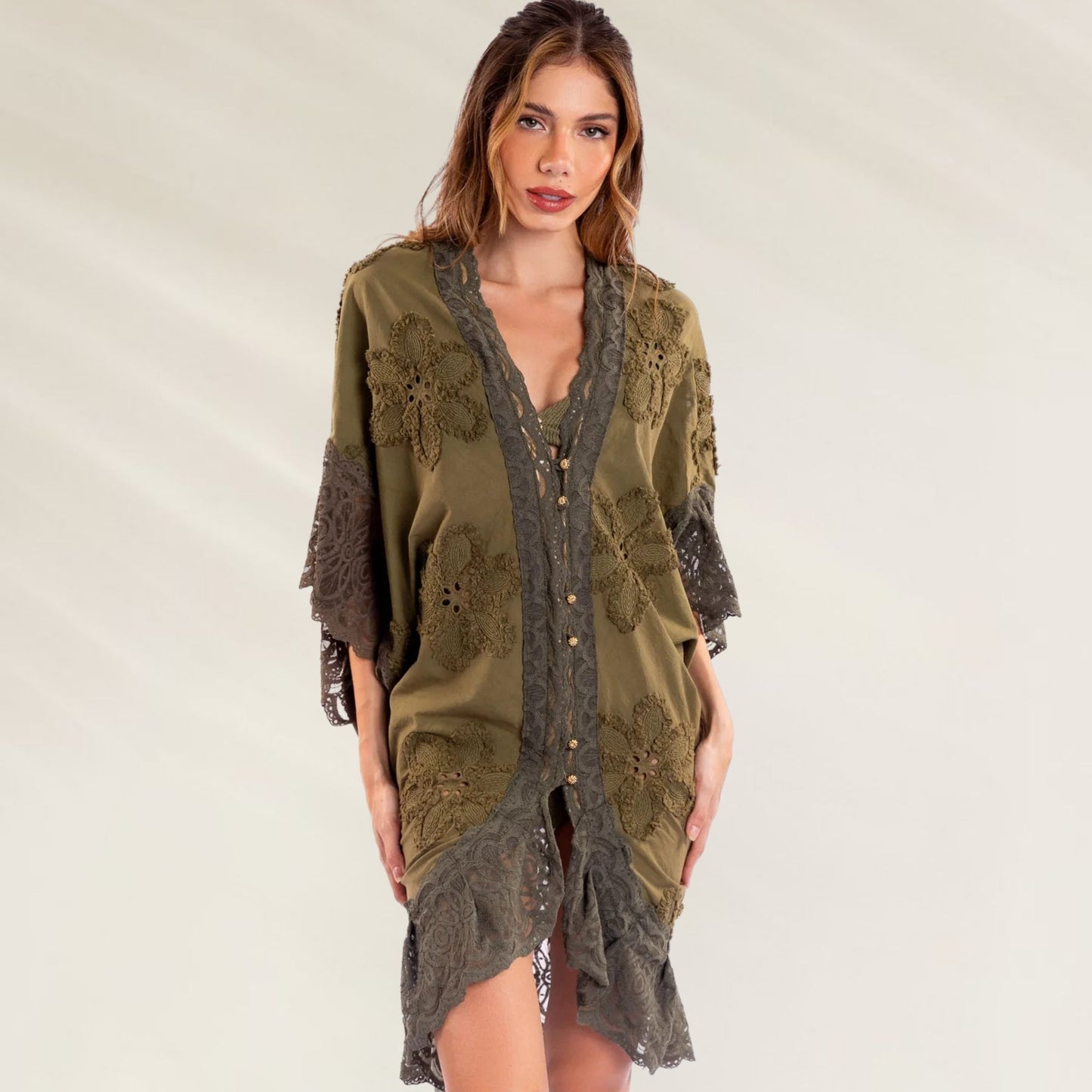 Kimono Lace Shiny Cactus da Despi com detalhes em renda e botões frontais